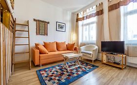 Apartment 5 Stops Away From City-Centre